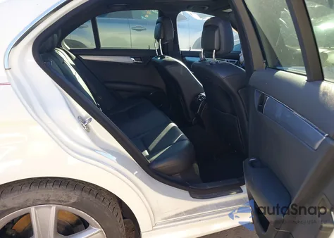 2011 Mercedes-Benz C 300 Luxury 4Matic/Sport 4Matic z USA, uszkodzony, nr VIN WDDGF8BBXBA496308